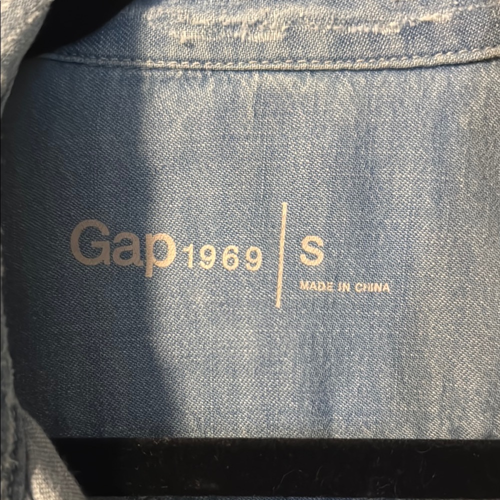 Gap S Light Blue Denim Button-Up Shirt - Picture 2 of 9